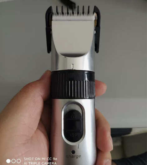 理发器几乎全新一个充电器五个卡尺两块电池，...