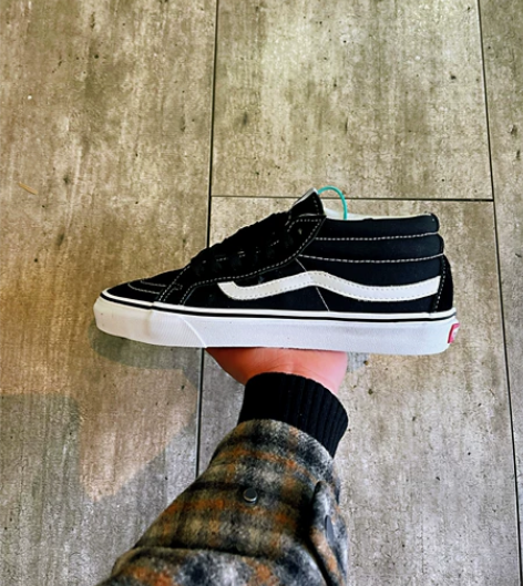 vans经典黑色中帮，43码，特价清仓的。...