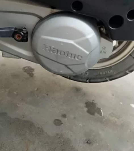 豪爵125踏板摩托车，自带安全锁，前后真空...