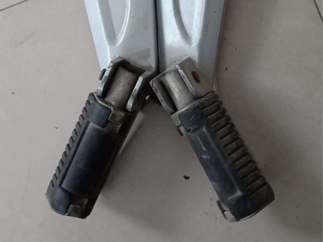 豪爵弯梁摩托车110－A  后脚踏总成。原...