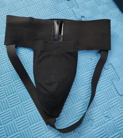 极真空手道的护裆，平时实战不戴护裆所以没有...