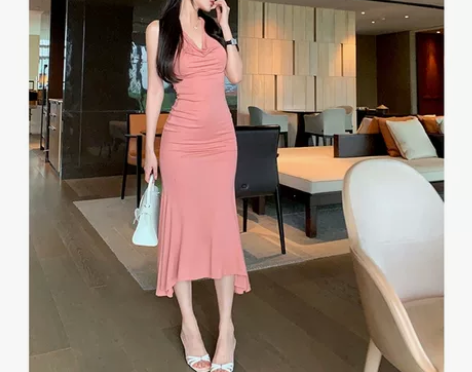 轻熟御姐性感高冷系挂脖吊带连衣裙女夏修身高...