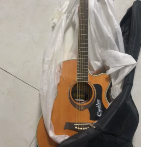 全新吉他，因门市转让了，还剩一把，亏本出。...