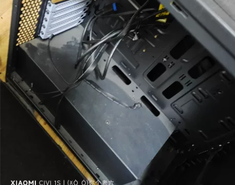 先马机箱东西齐全,线材完好自己电脑拆机 感...