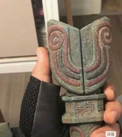 昨天锄地挖出来的，已经拿去鉴定过了，专家说...