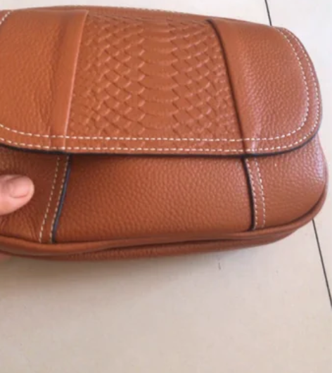 100%头层牛皮多隔层女士斜挎包，两条肩带...