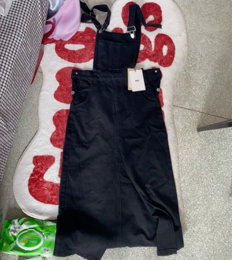 黑色全新牛仔背带裙，s码。带吊牌，仅试穿。...