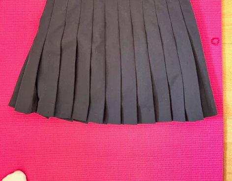 小熊百褶裙藏青色，和西服外套一起买的，忘记多少钱了，裙子本来...