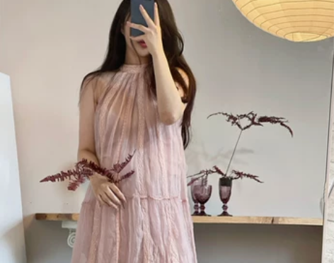 小盆栽 粉色法式挂脖连衣裙女夏季薄款性感露...