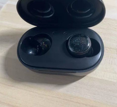 丢了一只左耳，没用多久，功能完好，包装啥的...