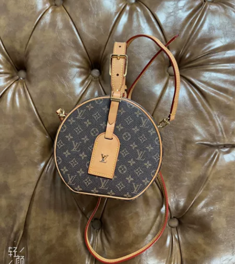 LV圆饼包，用过一段时间微瑕疵。锁扣的扣子...