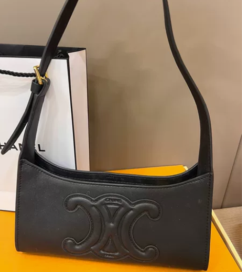 黑色 垮肩手拿包 感兴趣的话点“我想要”和...