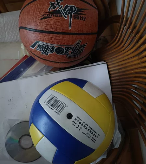 一个篮球一个排球，一起40包邮，没气了。 ...