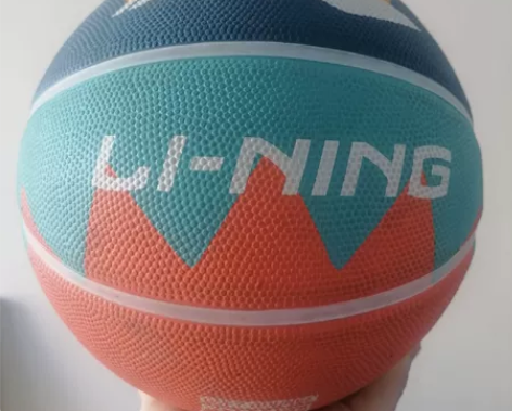 李宁正品7号篮球,下地一次 有点瑕疵 正常玩没问题 给... 李宁正品7号篮球,下地一次 有点瑕疵 正常玩没问题 给...