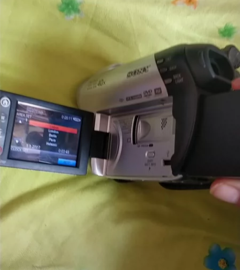 索尼摄影机，型号是DVD608拍照正常外观...