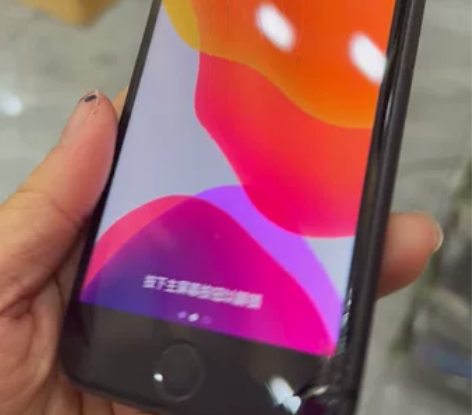 苹果8、64G、屏幕被我摔坏了！因为是前任...