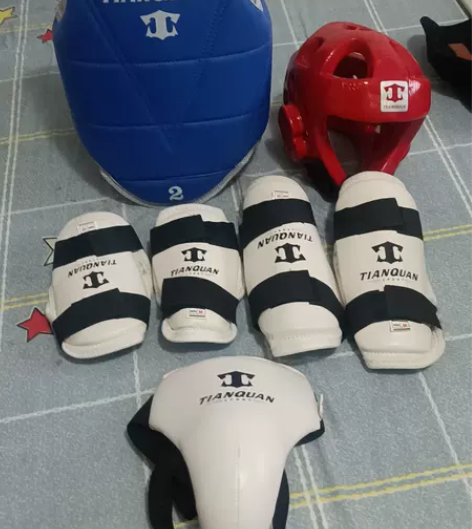 跆拳道护具五件套   几乎全新  当时买的...