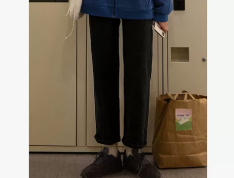 奶兔星球-自制 显瘦显腿直炭黑磨毛牛仔裤女...