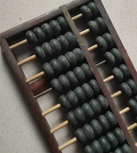 二胡上面的杆子，不知道什么木头。很硬！应该...