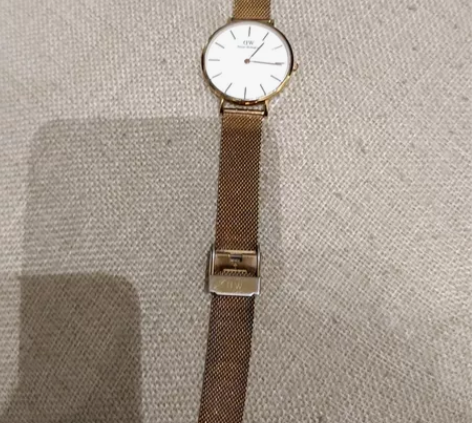 DW女士手表，成色如图，屏幕有些轻微划痕，...