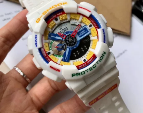 卡西欧乐高联名  延续色彩鲜艳的趣味感，以...