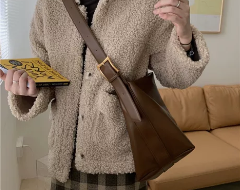 大容量包，没背过几次，因为太大了没东西装h...