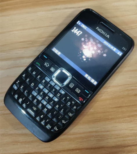 诺基亚e63 插卡有信号,底部有裂痕功能正...