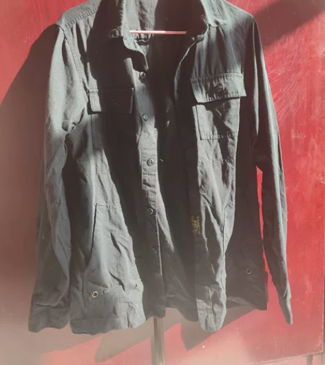 黑色男士衬衫XL码 衣服料子挺好的 家里没...