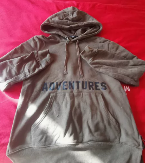 卡玛男士休闲连帽卫衣，衣服有个小洞（介意勿...