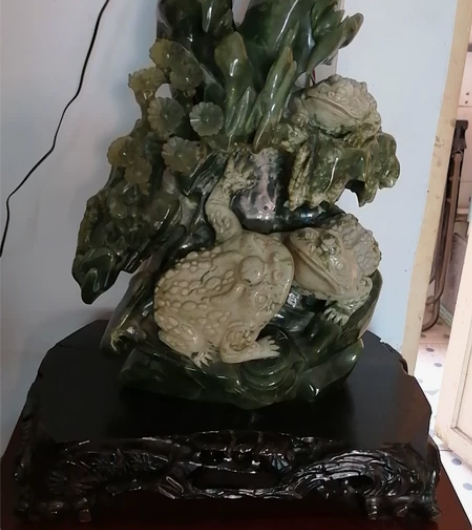 八十年代岫岩玉巧色雕金蟾山子摆件,玉质,雕工一流,玉雕重五六... 八十年代岫岩玉巧色雕金蟾山子摆件,玉质,雕工一流,玉雕重五六...