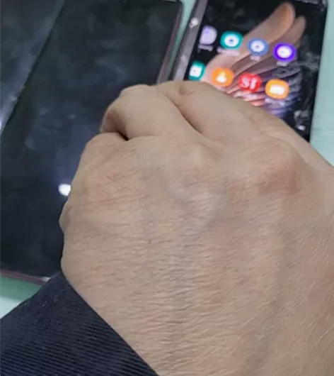 三星手机特价卖，买手机送壳还有内外屏，外屏...