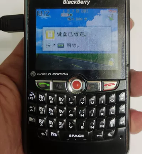 黑莓8800手机，使用功能正常，因为充电口...