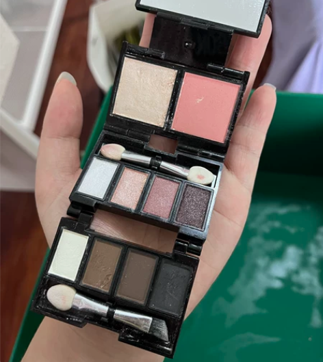 minstine高光腮红眉粉眼影一体，不退...