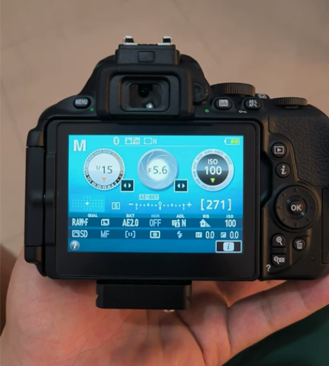 尼康D5600  单机！几乎全新，完全没有...