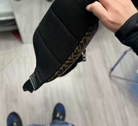 闲置出，男士胸包，看起来很新 感兴趣的话点...