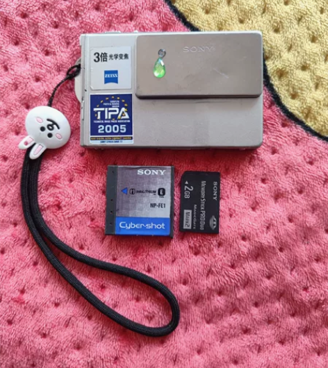 索尼T7超薄卡片机，510w像素 3倍光学...