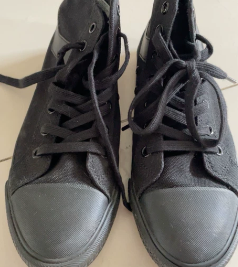 九成新黑色高腰帆布鞋，37码，30块钱便宜...