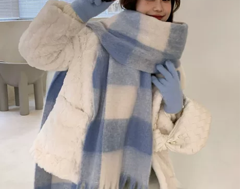 无印良品风格蓝色格子像一条大毯子似的拉绒加...