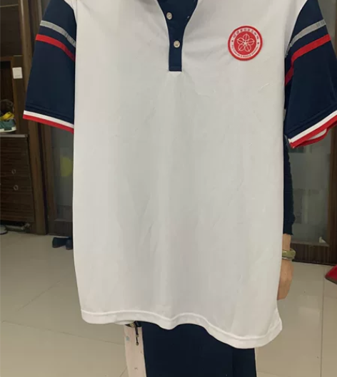 出全新全套校服,刚买一次都没穿过,可刀。 ...