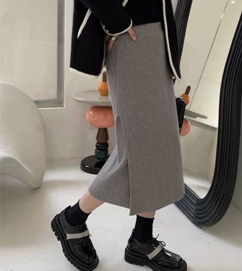 灰色针织开衩中长款包臀裙 上身挺气质的，材...