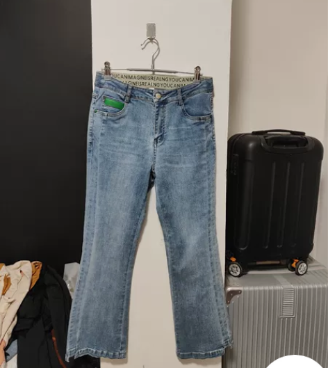 全新微喇叭牛仔裤 质感很好没穿过 腰围68...