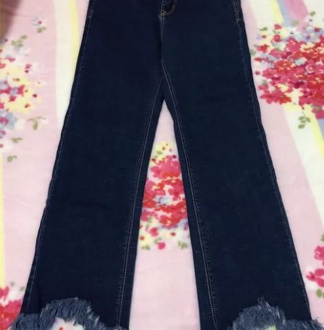 全新蓝色喇叭牛仔裤，面料很好 感兴趣的话点...