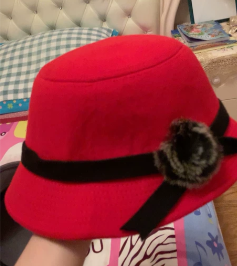 红色礼帽，买了很长时间，闲置很久，无任何污...