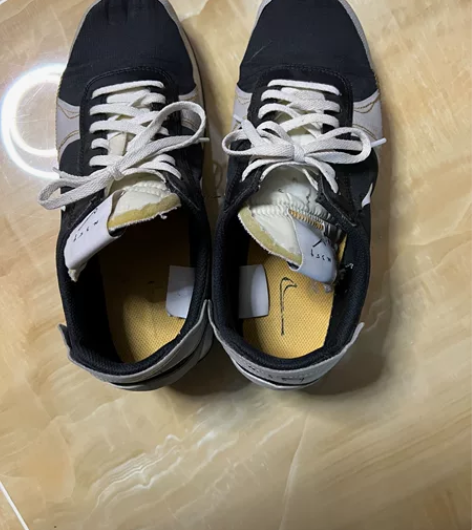 Nike男士运动鞋，鞋底没有啥磨损，成色新43 感兴趣的话点...