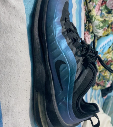 耐克男鞋40码，标准运动鞋码。家里鞋子太多...