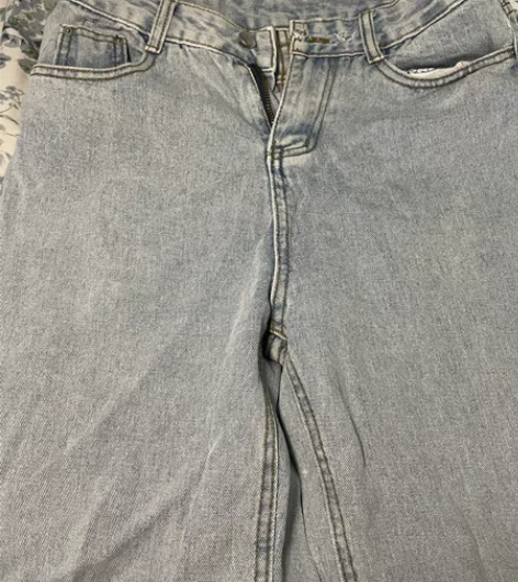 牛仔裤直筒L码穿过几次 颜色本身是这种颜色...