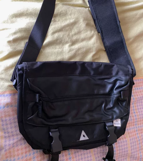 男士邮差包 容量大，出差旅行都很方便，包有...