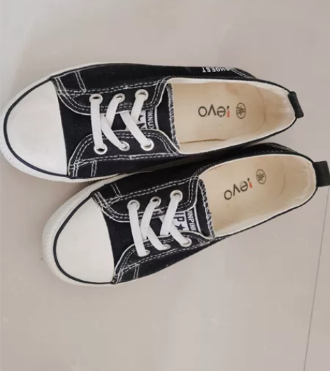 出售闲置帆布鞋。尺码35码 感兴趣的话点“...