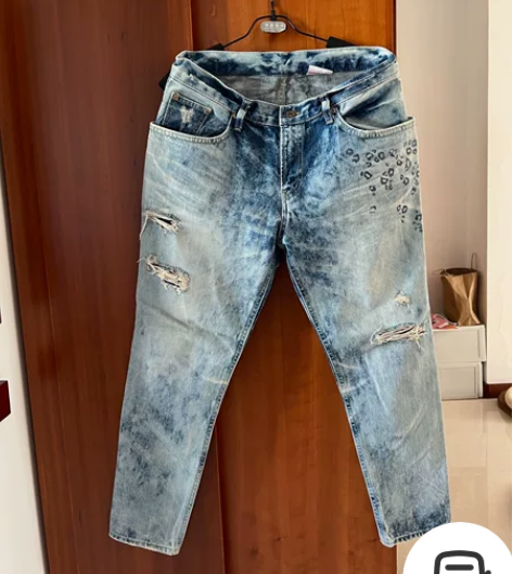 浅蓝色破洞牛仔裤 夏天穿很干净 感兴趣的话...