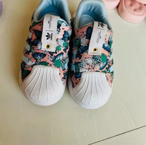 秋冬款阿迪三叶草 女宝鞋子、新旧如图 我没...